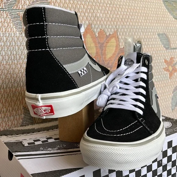 Vans Men’s Skate Sk8-Hi
Reflective Black/Grey
VN0ASFCCN42
Sneakers - Picture 10 of 16